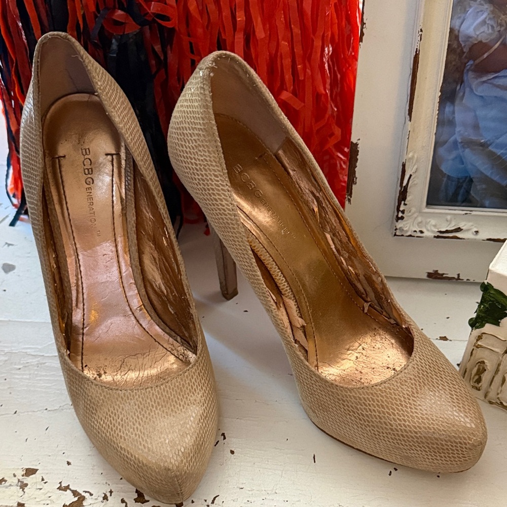 BCBG Beige Textured Heels Sz 8 Winter Cream Soft Suede Feel great heel stiletto